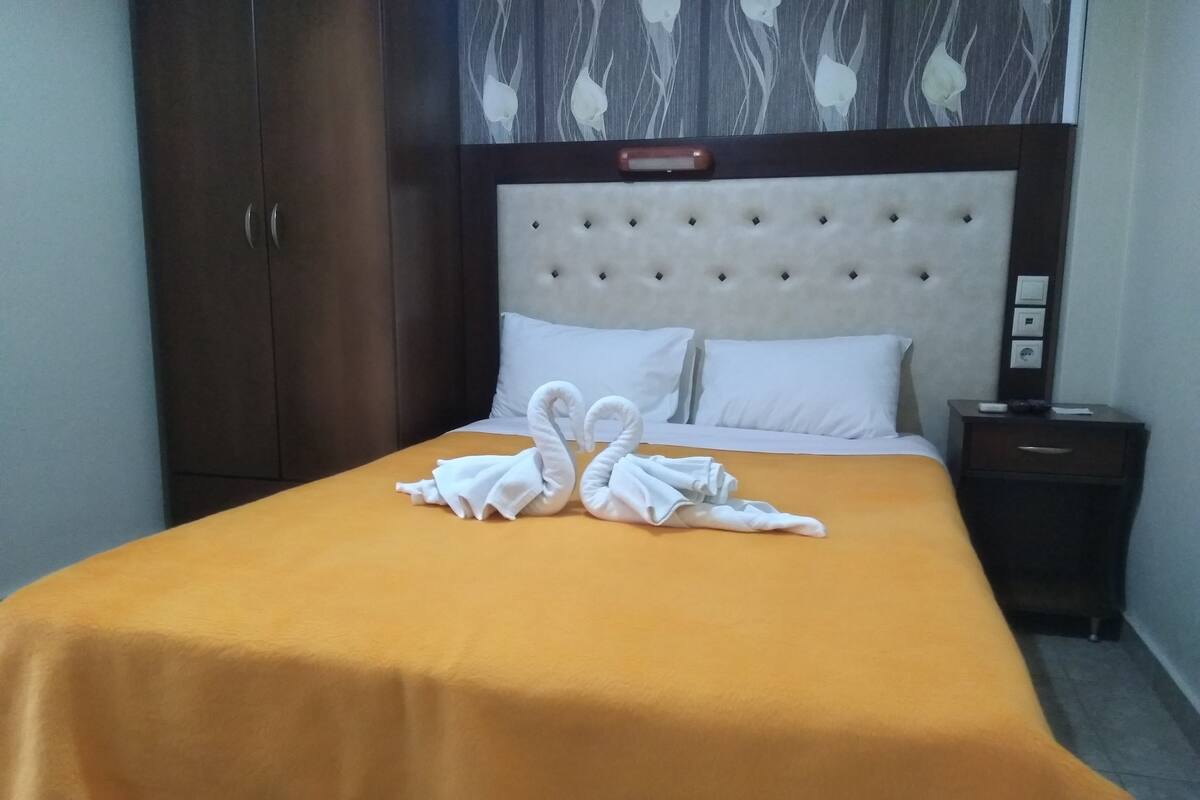 Standard Studio, 1 Double Bed | In-room safe, blackout drapes, WiFi (free), bed sheets