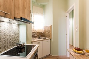 Ψυγείο κανονικού μεγέθους, φούρνος μικροκυμάτων, φούρνος