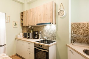 Full-sized fridge, microwave, oven, stovetop
