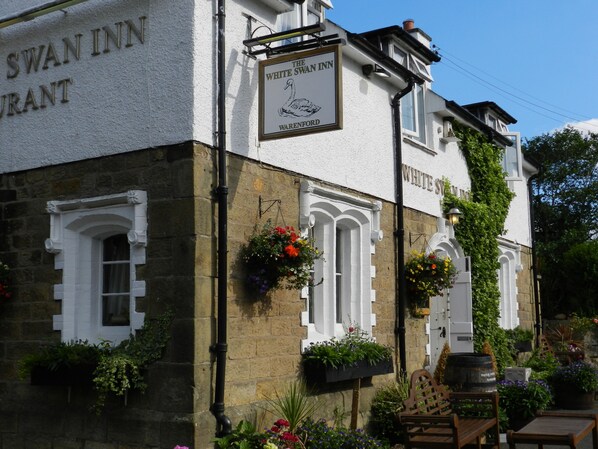 Front of property - The White Swan Inn (Belford)