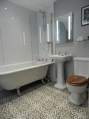 Free toiletries, hair dryer, slippers, towels - The White Swan Inn (Belford)