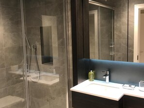 Departamento, baño en la habitación (10 Easton) | Imagen general