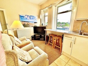 Comfort-huoneisto, kylpyhuone makuuhuoneen yhteydessä, näköala puutarhaan (2) | Lounge