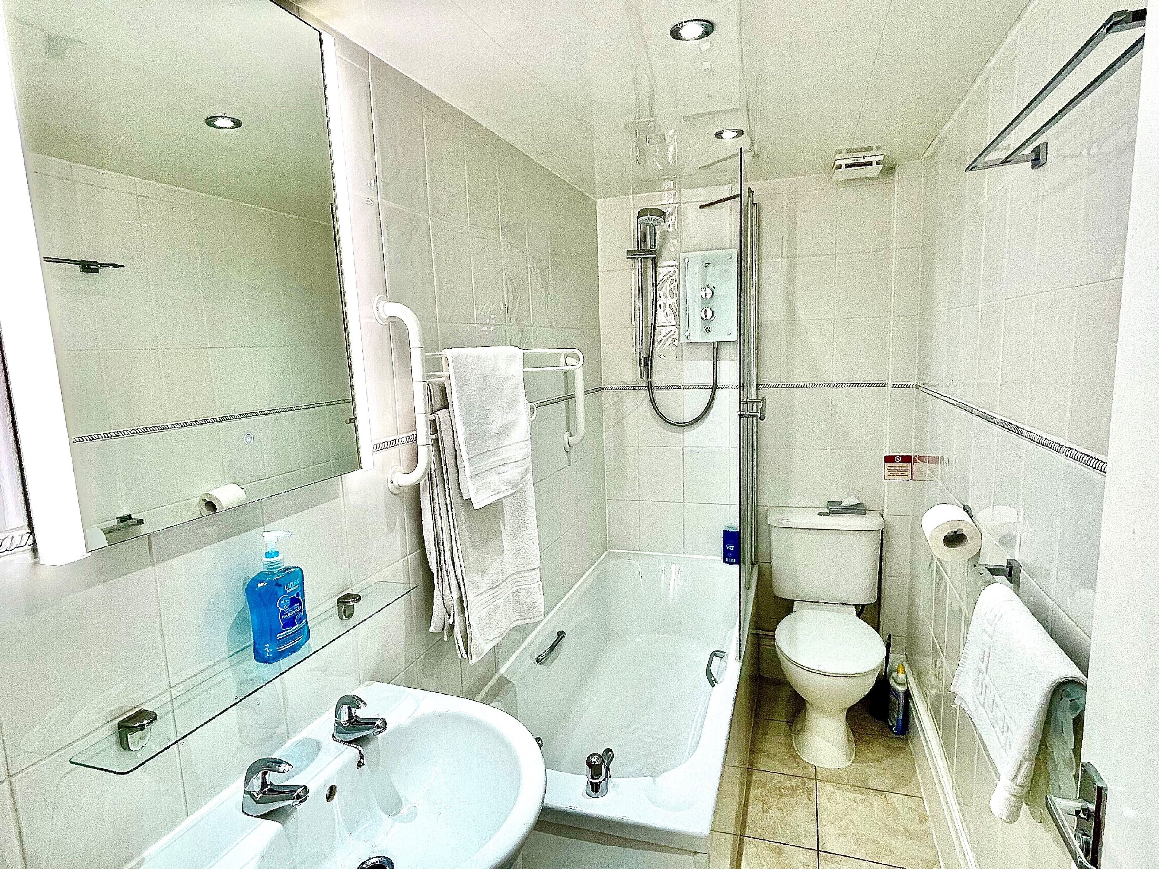 Deluxe Apartment, Private Bathroom, Sea View (3 Magnificent) | Bathroom