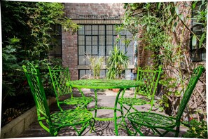 Apartment (2 Bedrooms) | Property grounds - 2 bed Artistic/designer Flat Near Broadway Market (London)