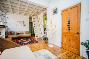Apartment (2 Bedrooms) | Living room | TV - 2 bed Artistic/designer Flat Near Broadway Market (London)