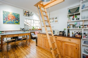 Apartment (2 Bedrooms) | Private kitchen - 2 bed Artistic/designer Flat Near Broadway Market (London)
