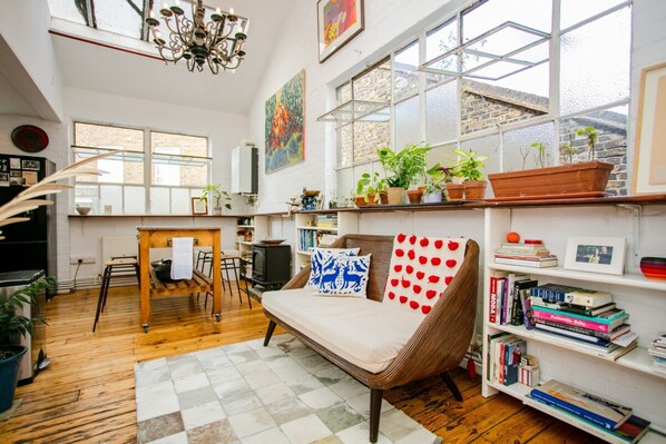 Apartment (2 Bedrooms) | Living room | TV - 2 bed Artistic/designer Flat Near Broadway Market (London)