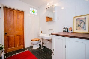 아파트 (2 Bedrooms) | 욕실 | 무료 세면용품, 헤어드라이어, 타월, 비누