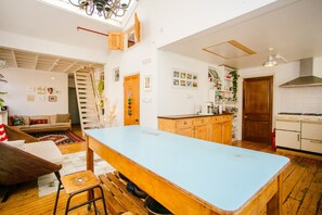 Apartment (2 Bedrooms) | Private kitchen | Fridge, microwave, oven, stovetop - 2 bed Artistic/designer Flat Near Broadway Market (London)