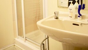 Apartment (1 Bedroom) | Badezimmer | Haartrockner, Handtücher, Seife, Shampoo