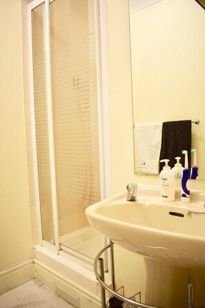 Bathroom - Lovely 1 Bedroom Apartment in Central Dublin (Dublin)