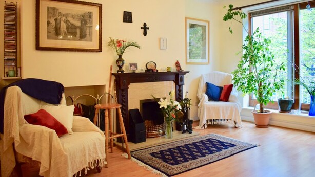 Apartment (1 Bedroom) | Wohnzimmer | Fernseher, Kamin
