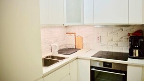 Apartment (1 Bedroom) | Eigene Küche | Wasserkocher mit Kaffee-/Teezubehör, Kühlschrank, Mikrowelle, Ofen