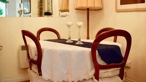 Apartment (1 Bedroom) | Eigene Küche | Wasserkocher mit Kaffee-/Teezubehör, Kühlschrank, Mikrowelle, Ofen