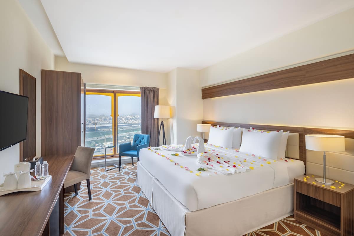 Executive Suite | In-room safe, desk, blackout drapes, soundproofing