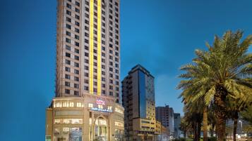 Boendets fasad - kväll/natt