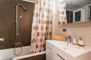 Apartment | Bathroom | Shower, free toiletries, hair dryer, towels