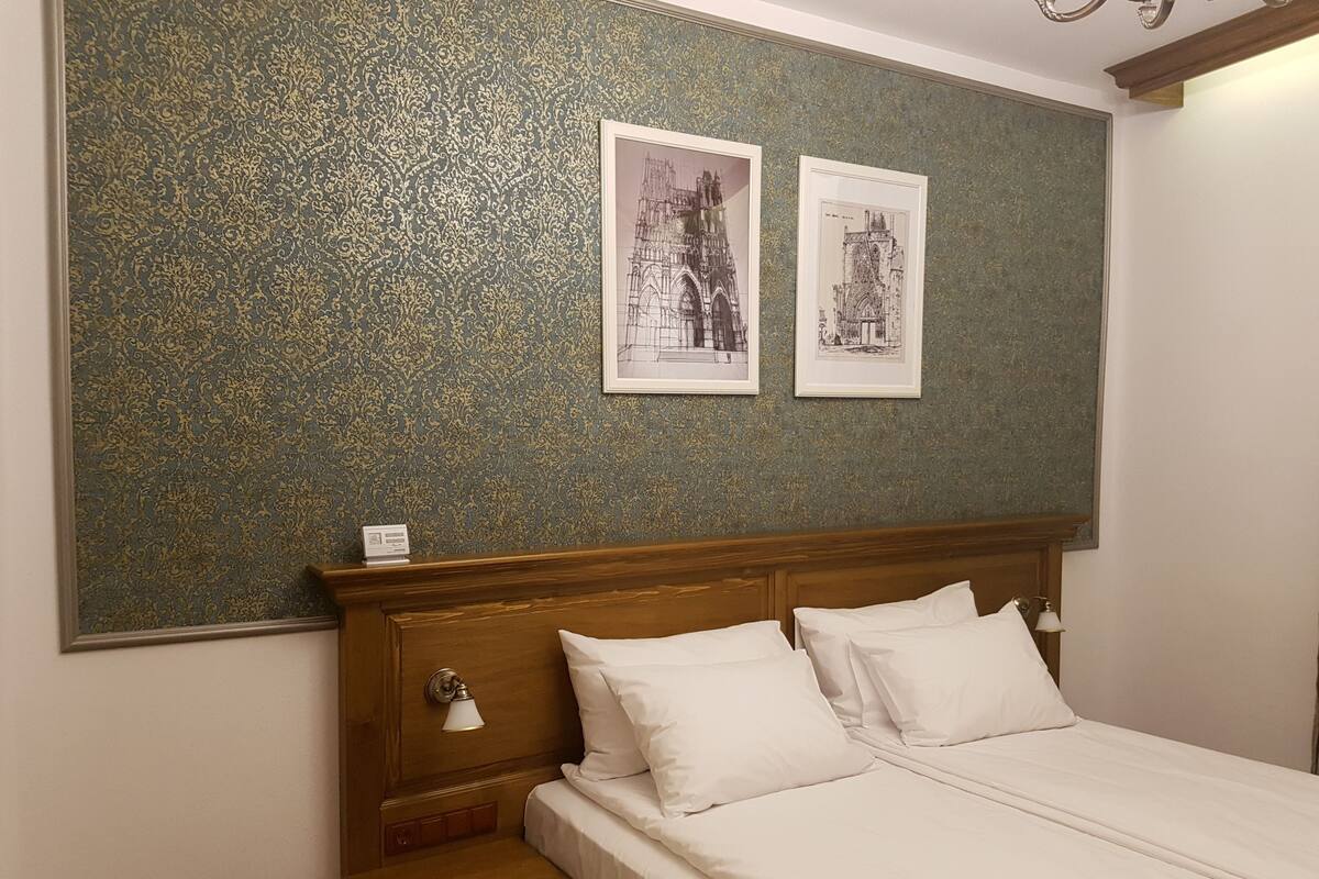 Kamar Double Standar, 1 Tempat Tidur Queen, Bebas Asap Rokok | Minibar, meja kerja, kedap suara, dan setrika/meja setrika