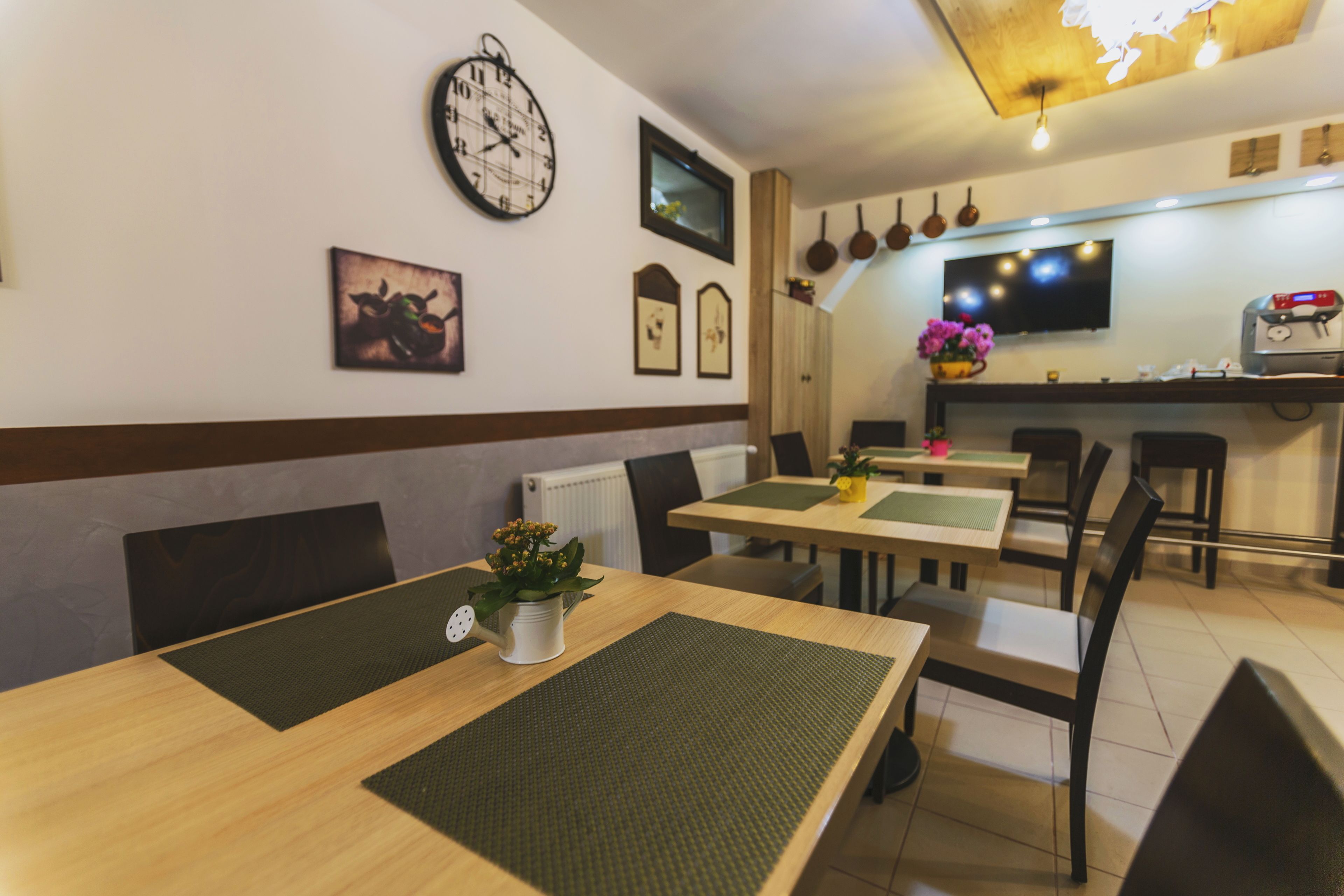 Dagelijks uitgebreid ontbijt (RON 35 per persoon)