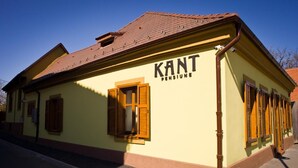 A building with the sign "KANT PENSIONE" on its facade. - Pensiunea Kant (Sibiu)