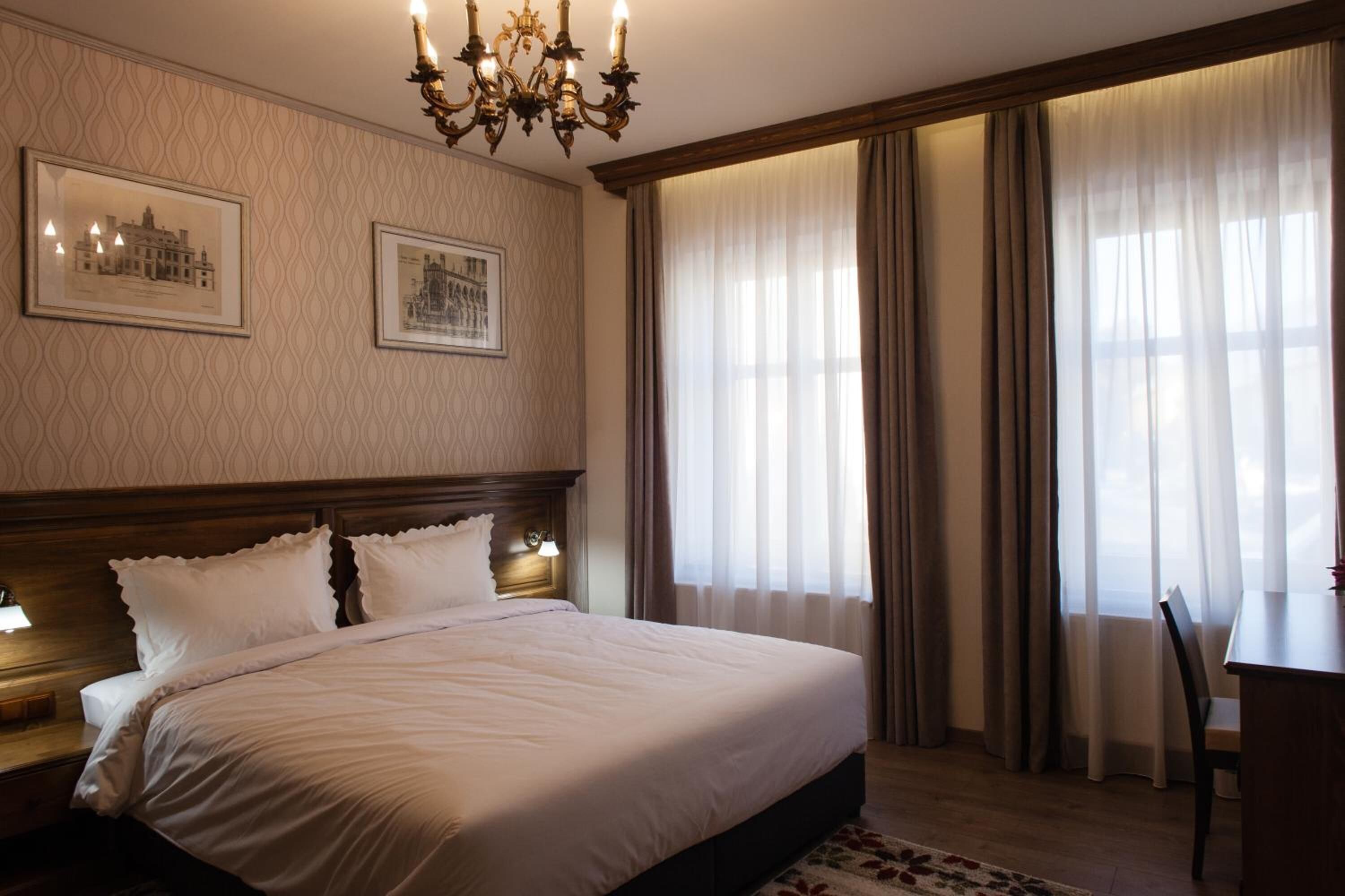 Superior tweepersoonskamer, niet-roken | Een minibar, individueel gedecoreerd, een bureau, geluiddichte muren