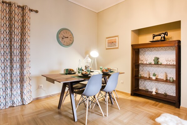 Apartment | Essbereich im Zimmer