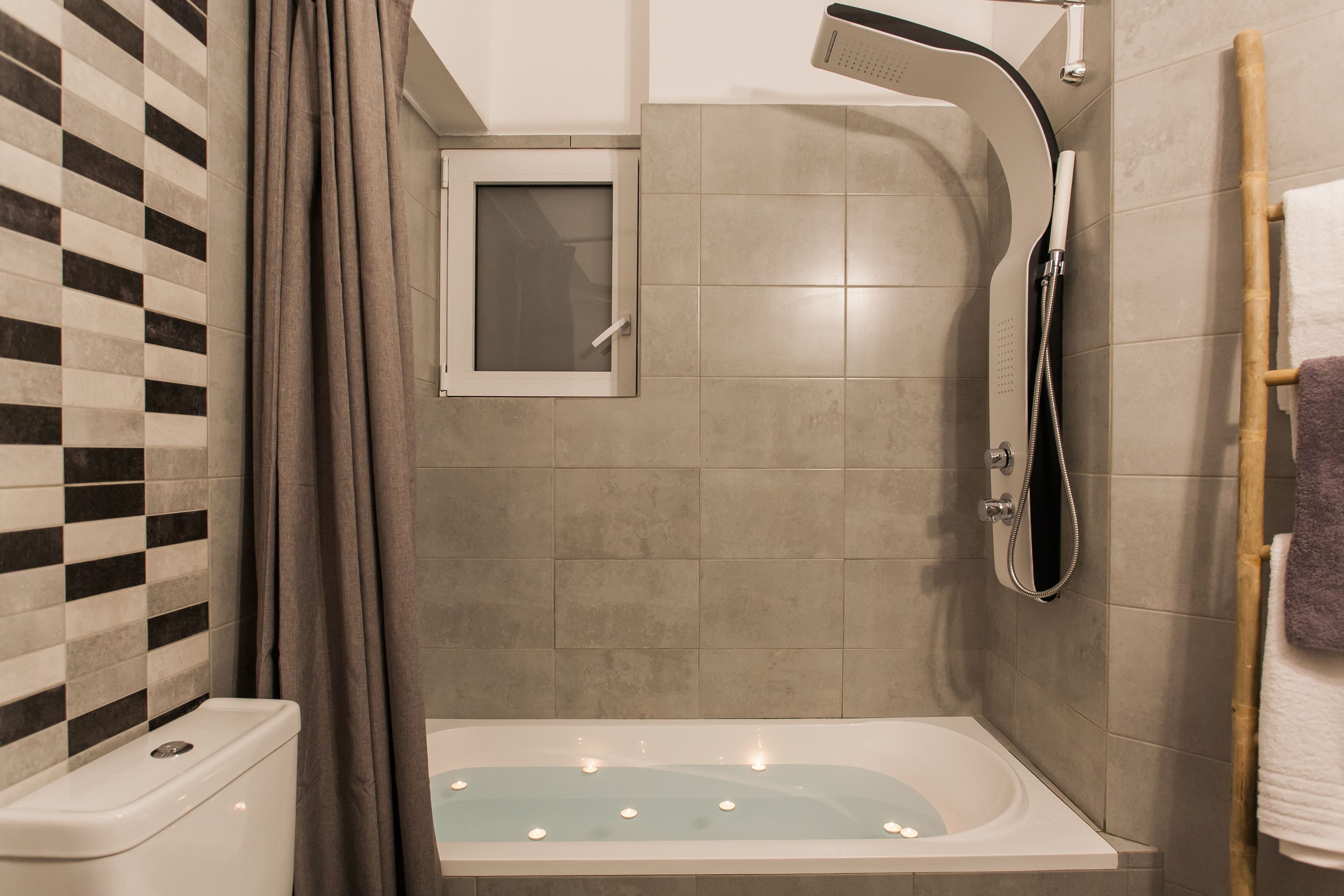 Apartament | Bany | Dutxa, articles de tocador gratuïts, assecador de cabells i tovalloles 