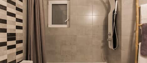 Apartment | Bathroom | Shower, free toiletries, hair dryer, towels