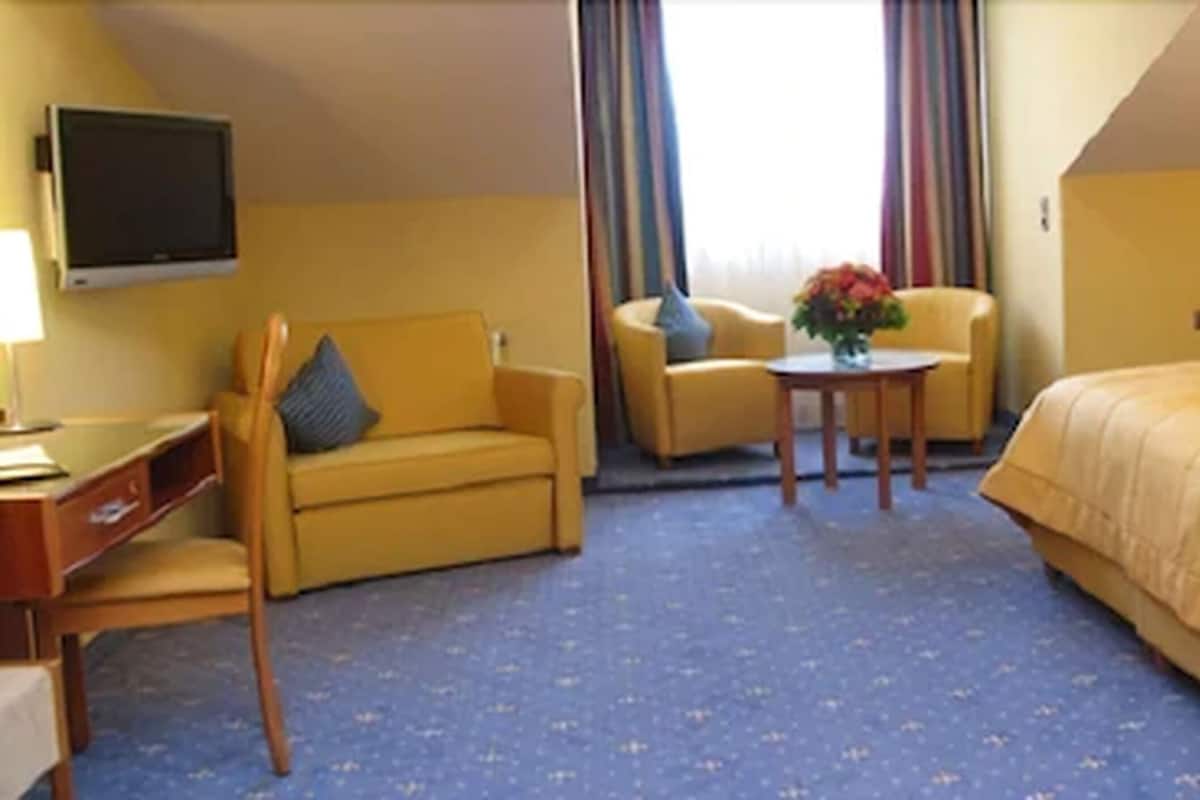 In-room safe, desk, soundproofing, cribs (surcharge)