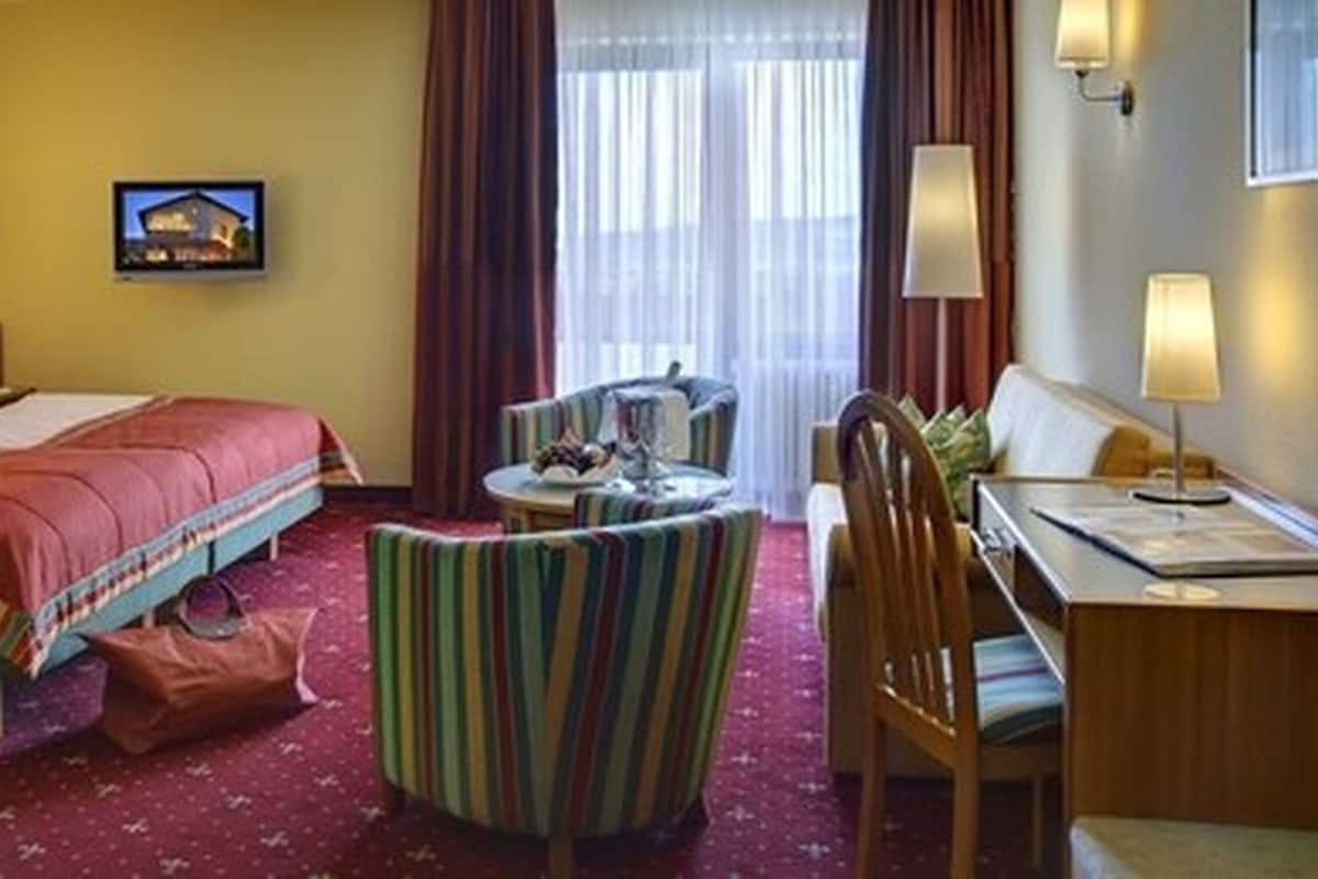 In-room safe, desk, soundproofing, cribs (surcharge)