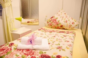 Escritorio, cortinas blackout, wifi gratis y ropa de cama