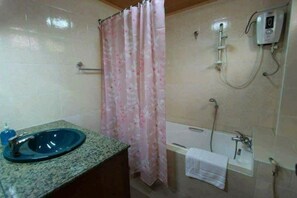 Quarto solteiro, banheiro compartilhado | Escrivaninha, cortinas blackout, Wi-Fi de cortesia, roupa de cama