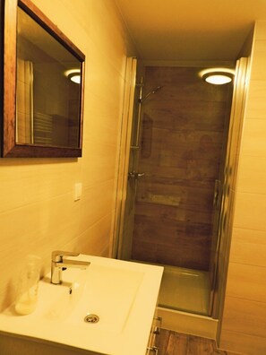 Apartamento (2/6) | Baño | Ducha, secador de pelo y toallas