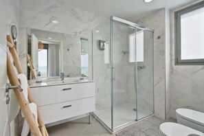 مجففات شعر، مناشف، صابون، ورق حمّام