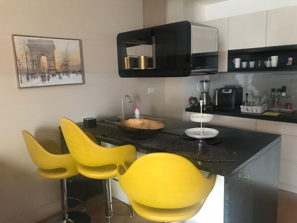 Apartment (Ul Radoja Dakica lamela 5/3) | Essbereich im Zimmer