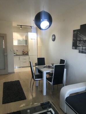 Apartment (Ul cetinjski put, ul 2 bb) | Essbereich im Zimmer