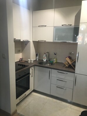 Căn hộ (Ul cetinjski put, ul 2 bb) | Bếp riêng | Tủ lạnh, lò nướng, bếp nấu, dụng cụ nấu nướng/bát dĩa/dao nĩa 