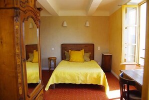 Decoración personalizada, muebles diferentes y cortinas blackout 