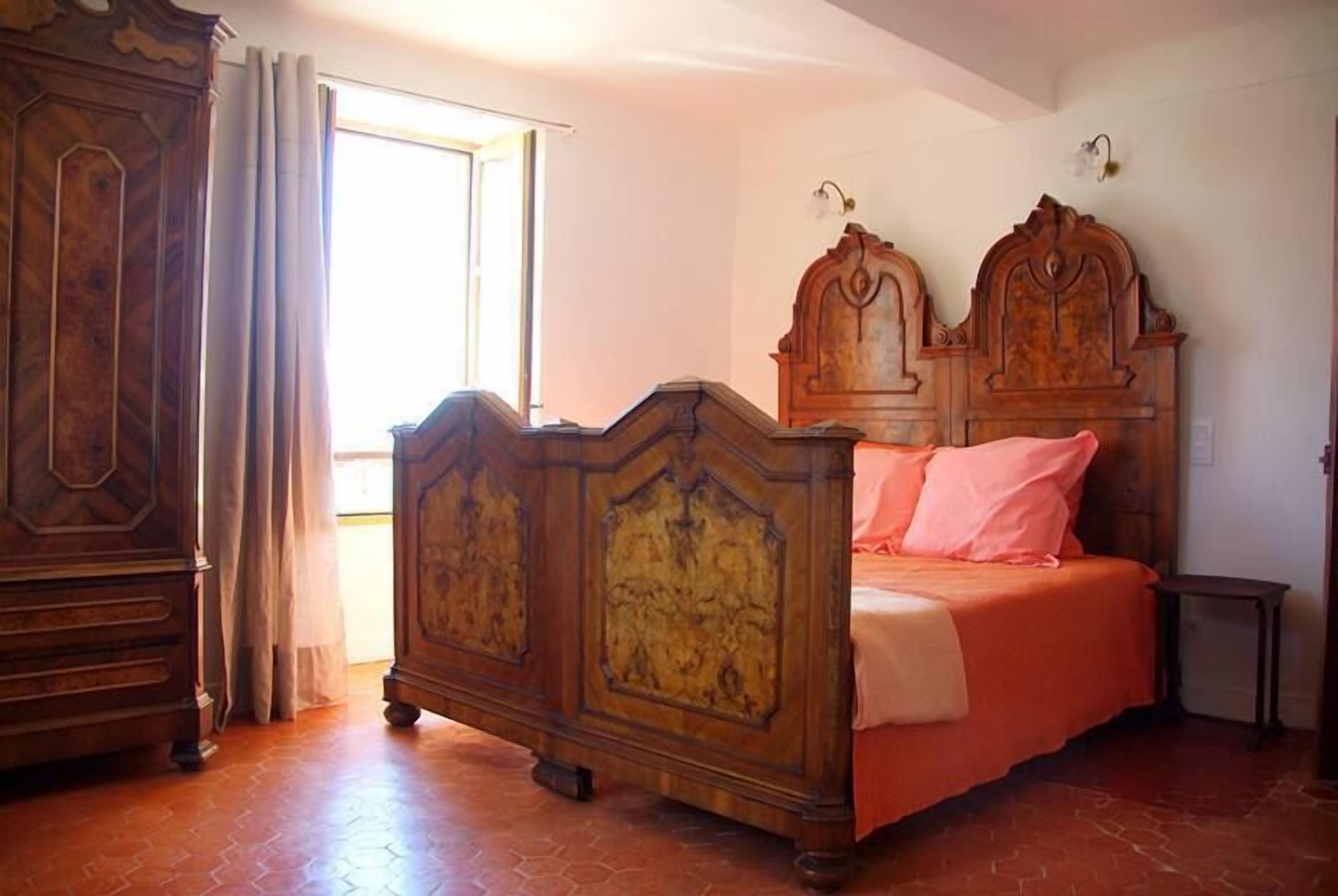 Decoración personalizada, muebles diferentes y cortinas blackout 