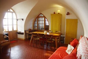 Se sirven cenas y cocina regional