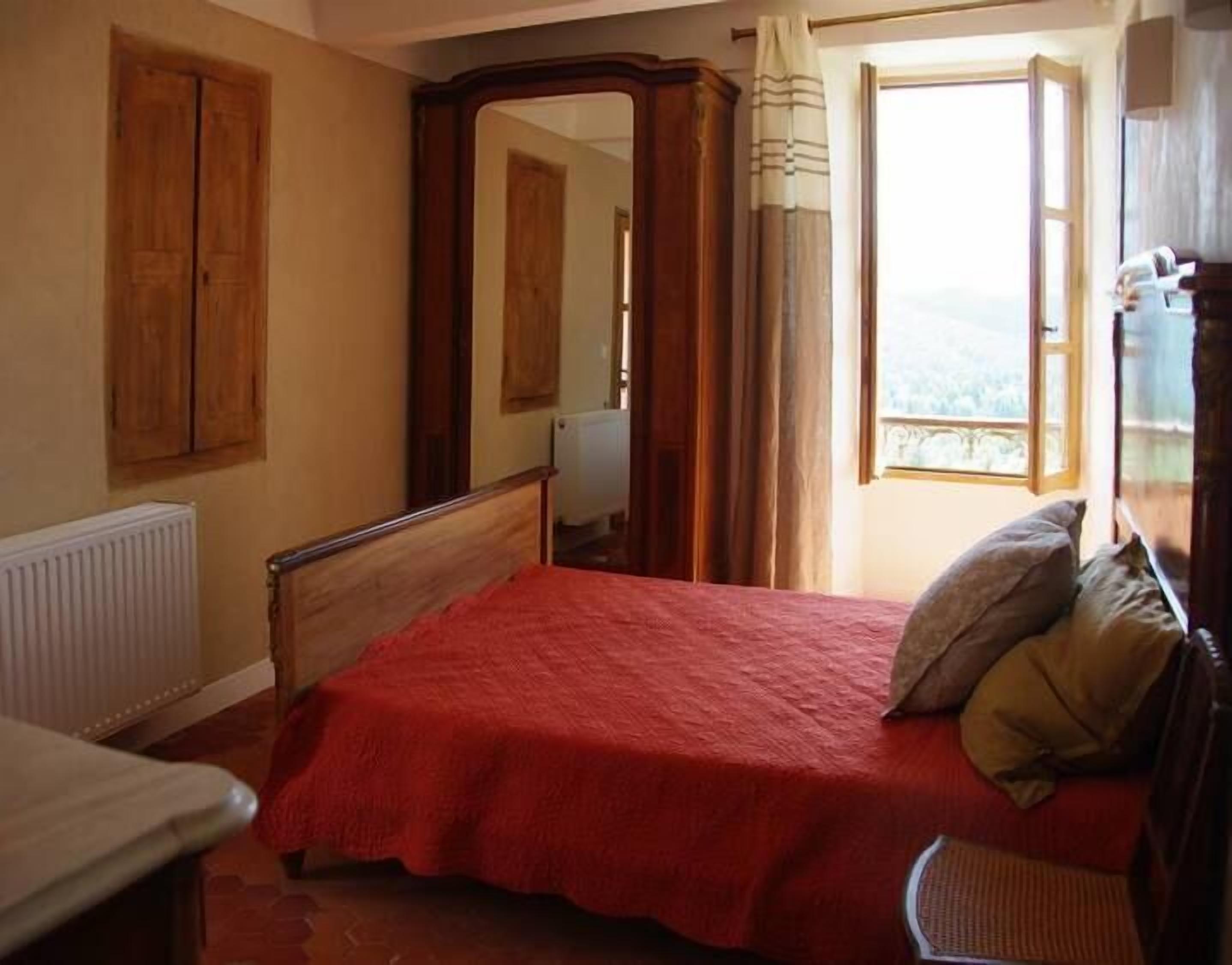 Decoración personalizada, muebles diferentes y cortinas blackout 