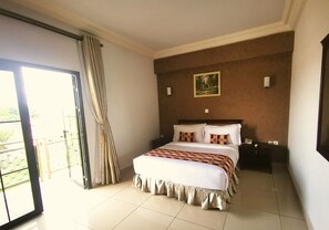 Desk, blackout curtains, rollaway beds, free WiFi - Hotel Hibiscus Louis (Libreville)