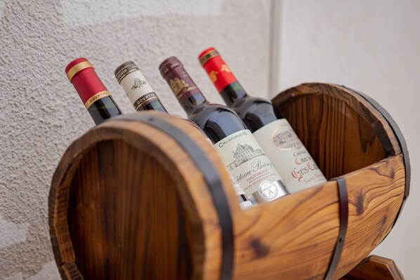 Un barril de madera con varias botellas de vino.