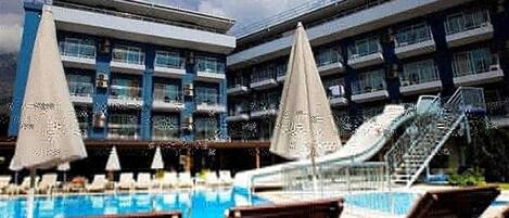 Außenpool (je nach Saison geöffnet), Sonnenschirme, Liegestühle