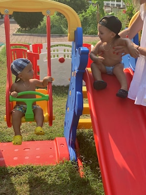 Zona de juegos infantil al aire libre