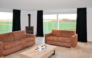 Een open haard, een dvd-speler en tafelvoetbal