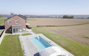 Een buitenzwembad en een verwarmd zwembad