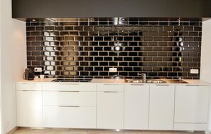 Een koelkast, een kookplaat, een vaatwasser