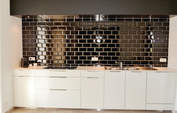 ثلاجة، موقد طهي مسطح، غسالة أطباق، ماكينة لصنع القهوة/الشاي